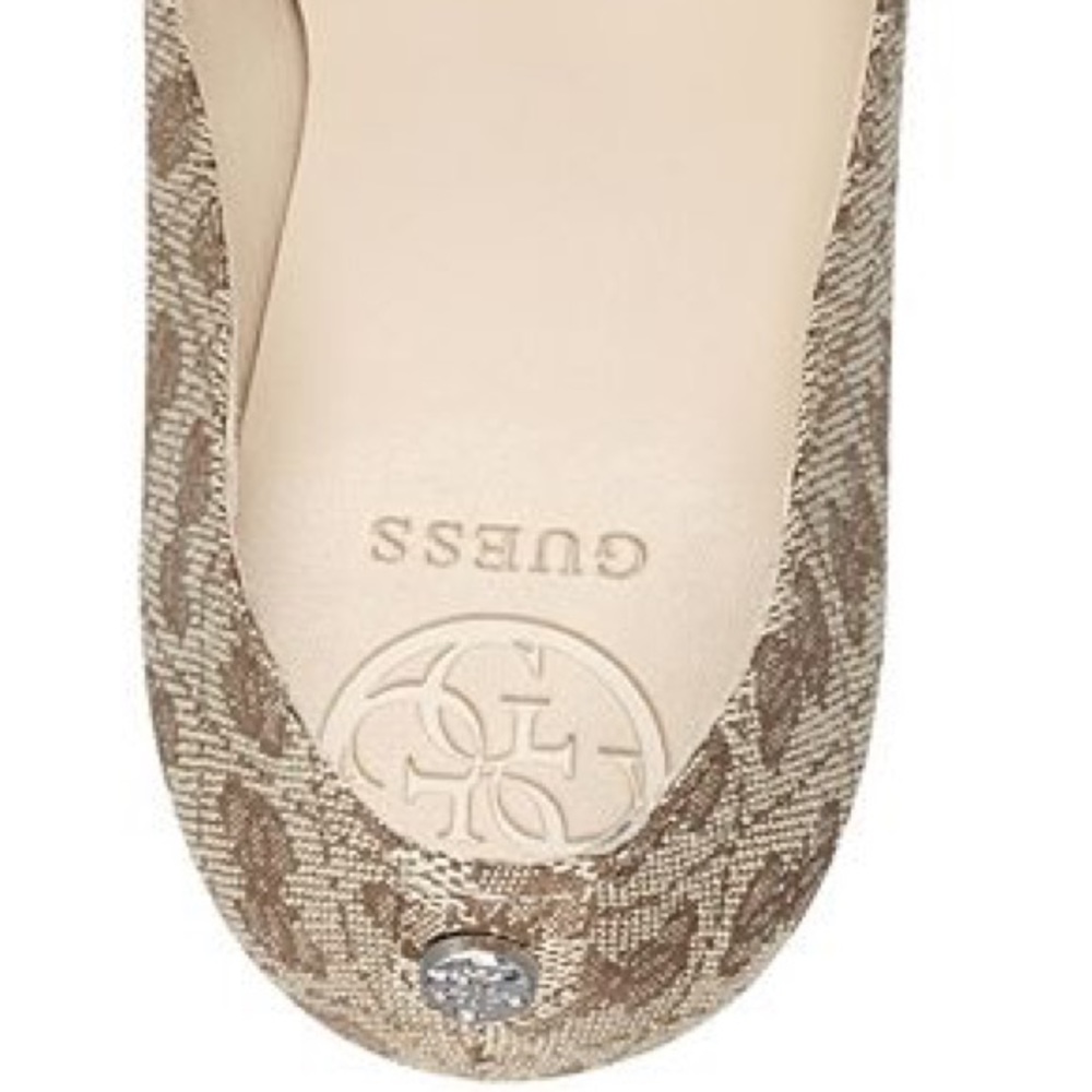 ✨HPx4✨Guess POINTED LOGO-PRINT PUMPS - Picture 7 of 10